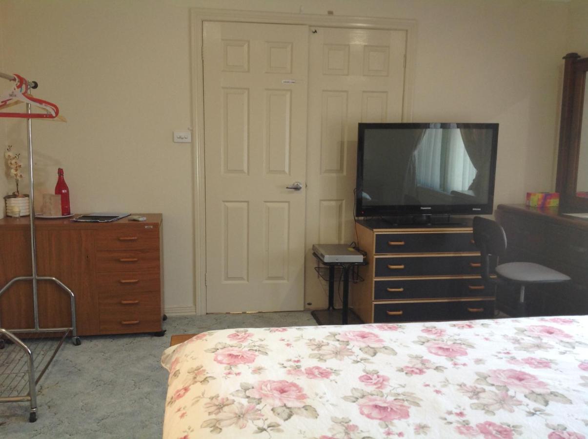 A Home Away From Home Canberra Bagian luar foto