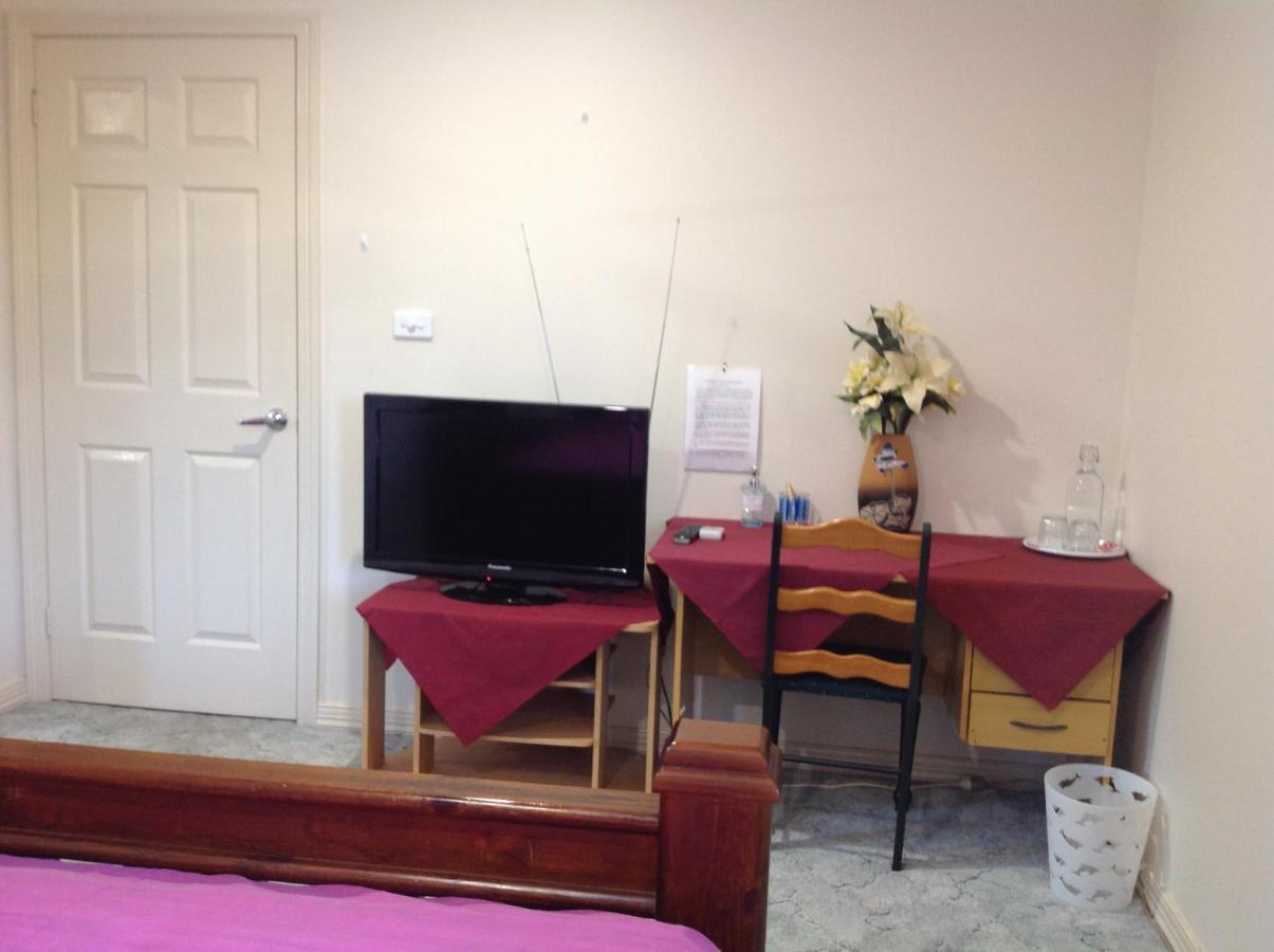 A Home Away From Home Canberra Bagian luar foto