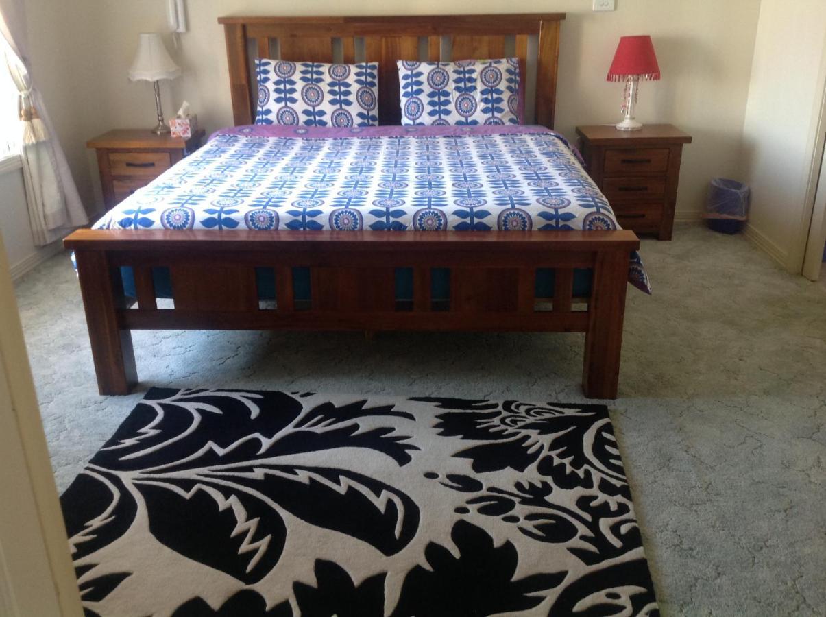 A Home Away From Home Canberra Bagian luar foto