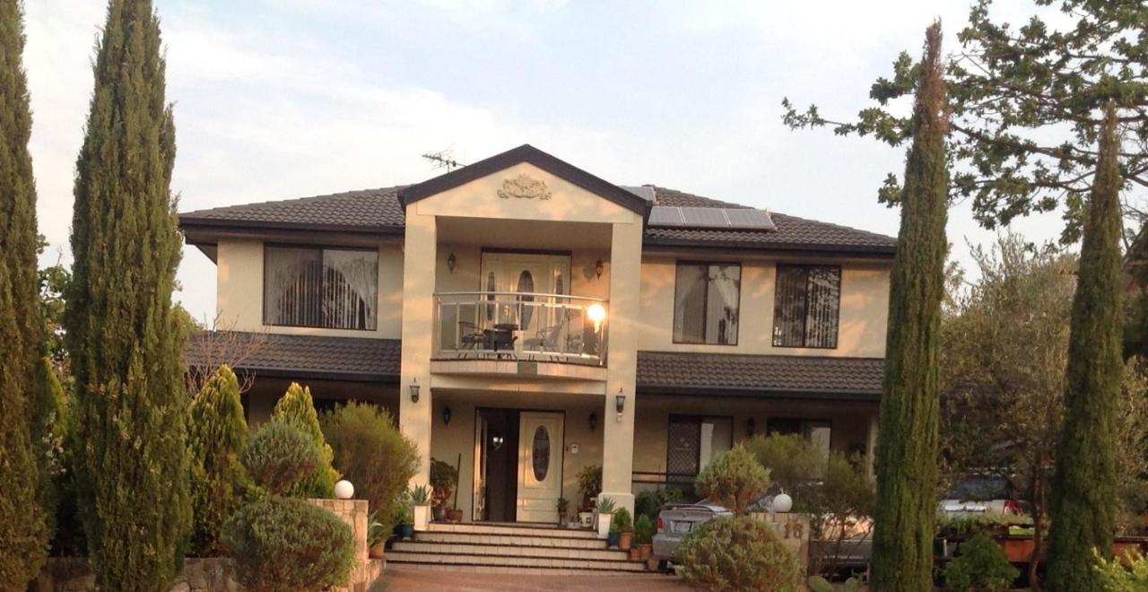 A Home Away From Home Canberra Bagian luar foto