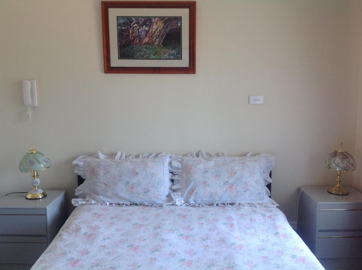 A Home Away From Home Canberra Bagian luar foto