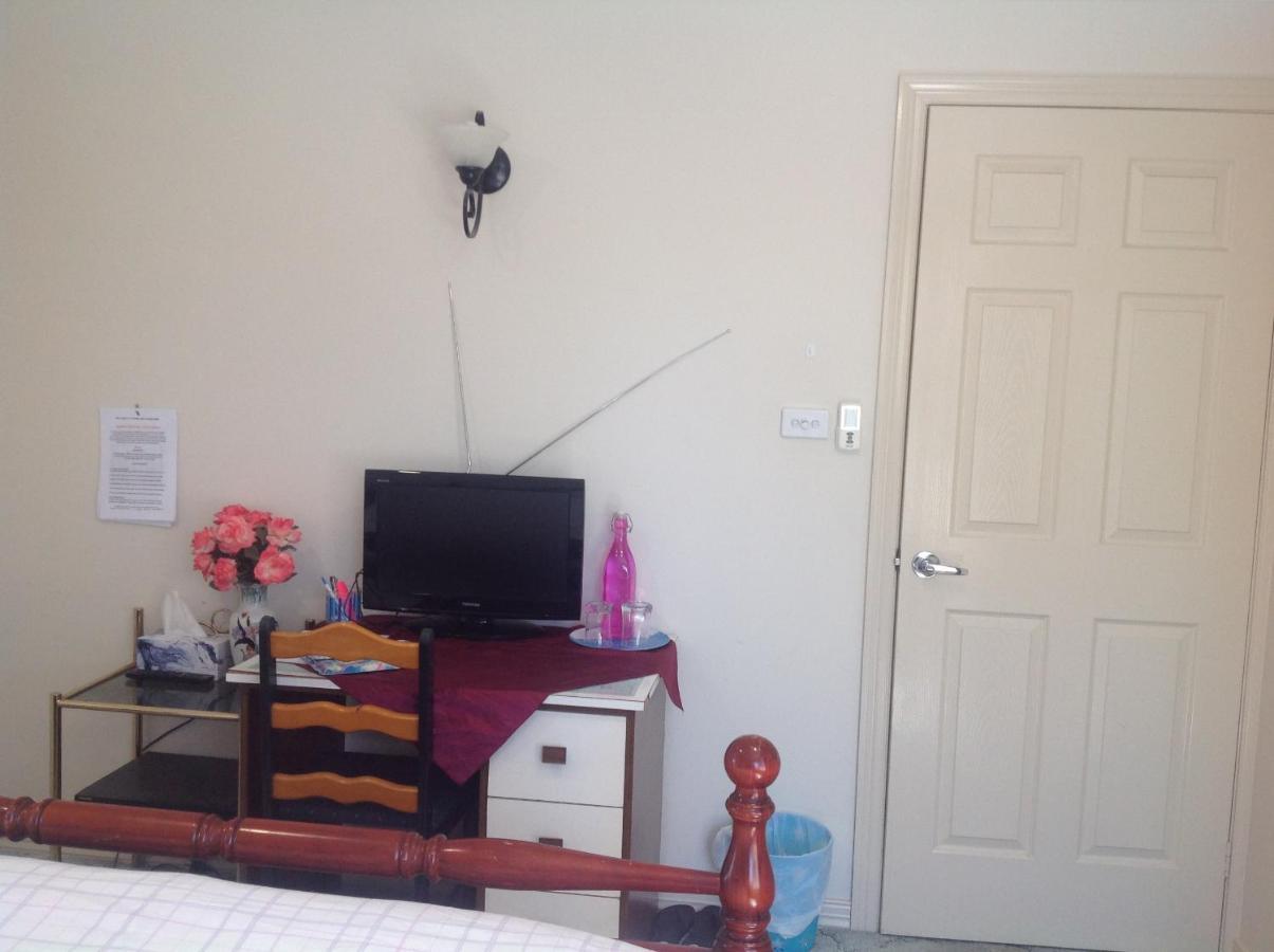 A Home Away From Home Canberra Bagian luar foto