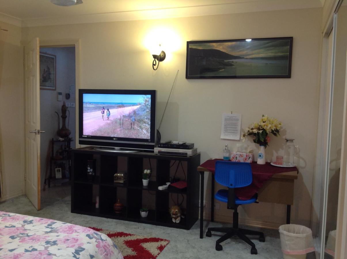 A Home Away From Home Canberra Bagian luar foto
