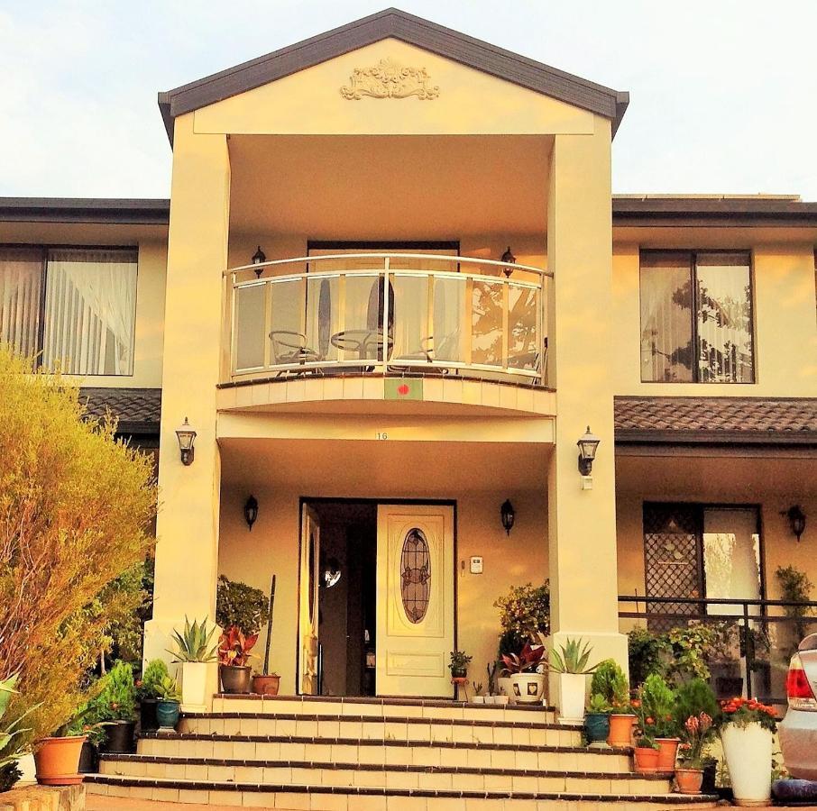 A Home Away From Home Canberra Bagian luar foto