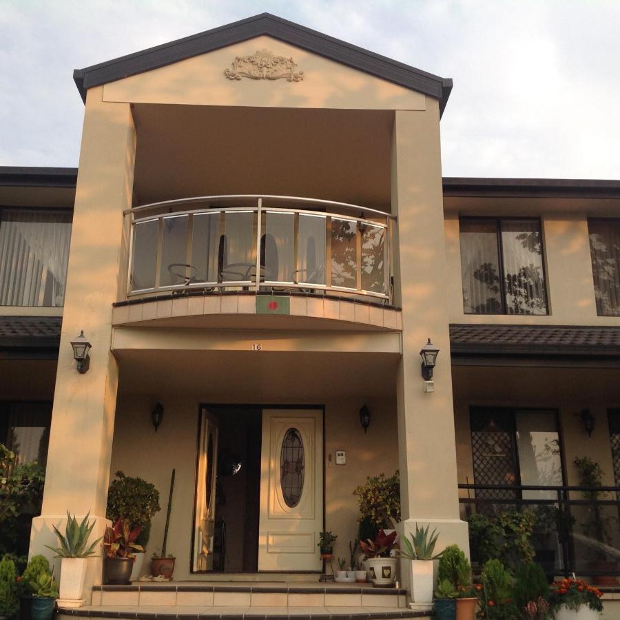 A Home Away From Home Canberra Bagian luar foto