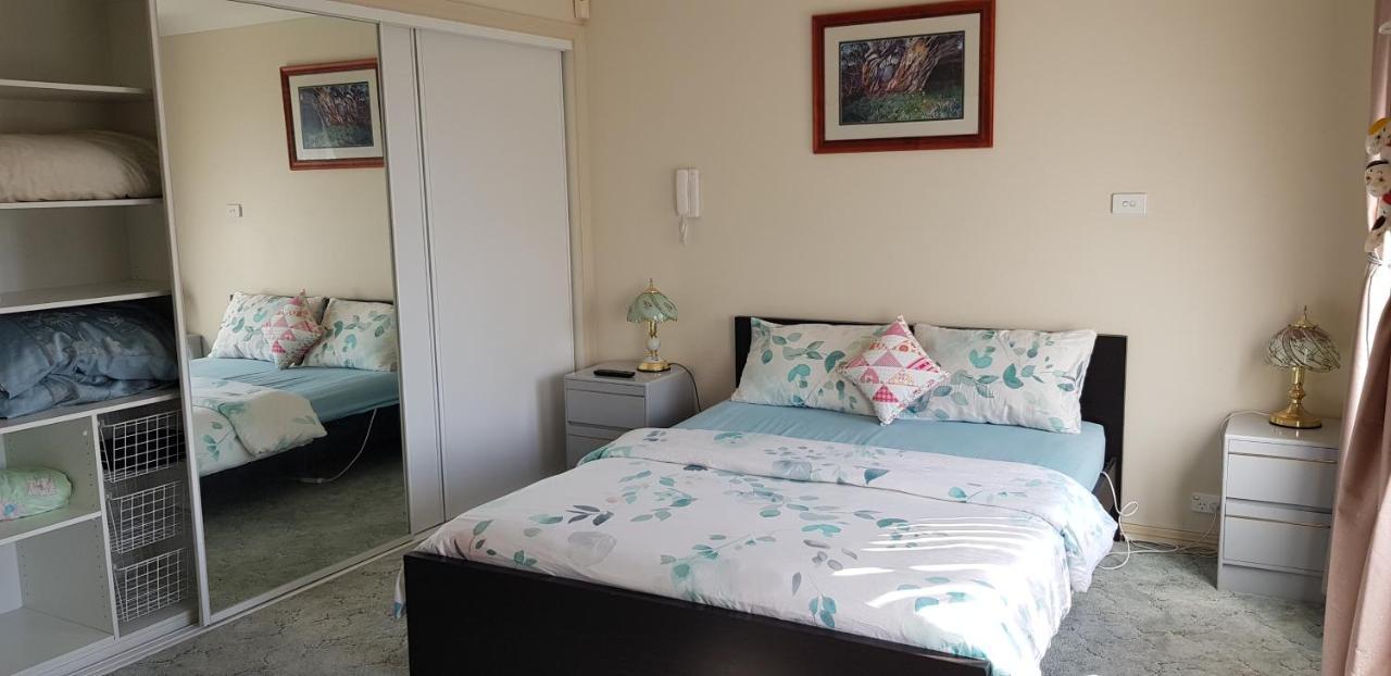 A Home Away From Home Canberra Bagian luar foto