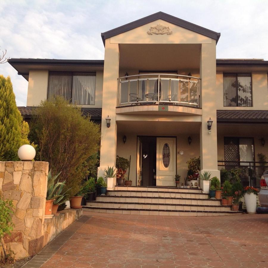 A Home Away From Home Canberra Bagian luar foto